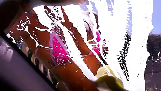 Genç sürtükler araba yıkamada sikiliyor!