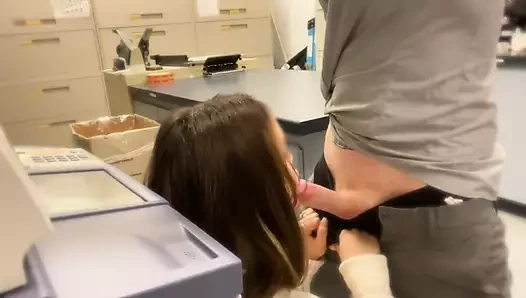 Ofiste mastürbasyon yaparken yakalandı - sekreter sakso çekiyor ve herkesin içinde boşaltıyor