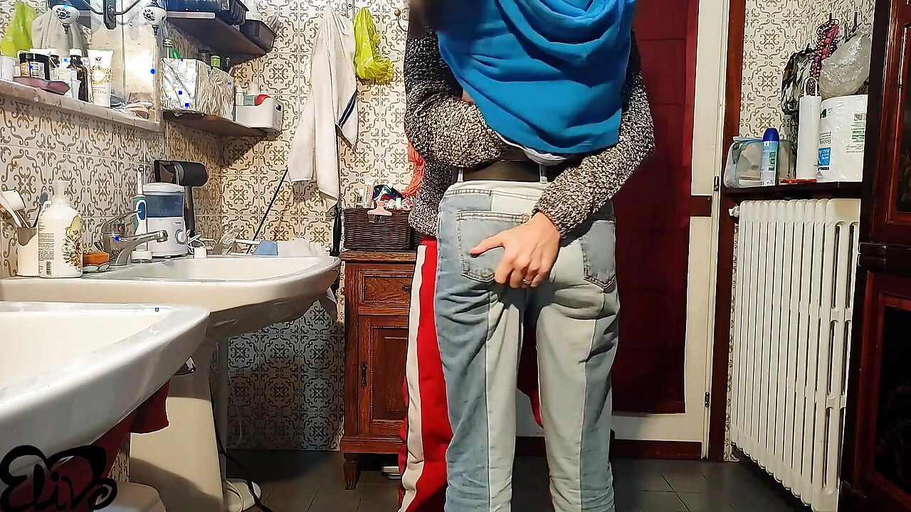 Banyoda kıllı amcığın içine boşalıyor