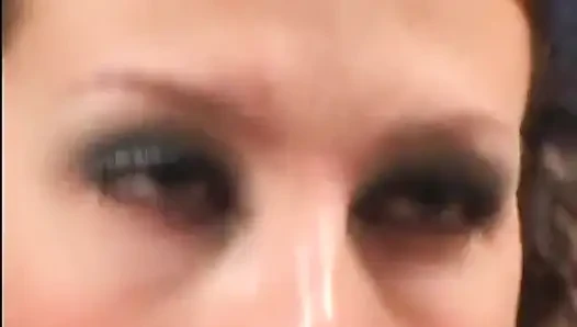 Seksi esmer kadın sikilirken masum sürtük üzerinde çalışıyor