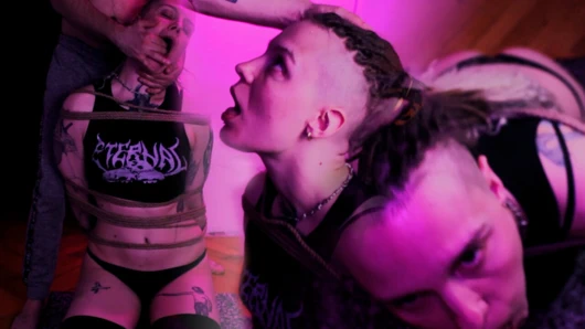 Bu ipler beni sıkı tutuyor sikini em tek seçeneğim