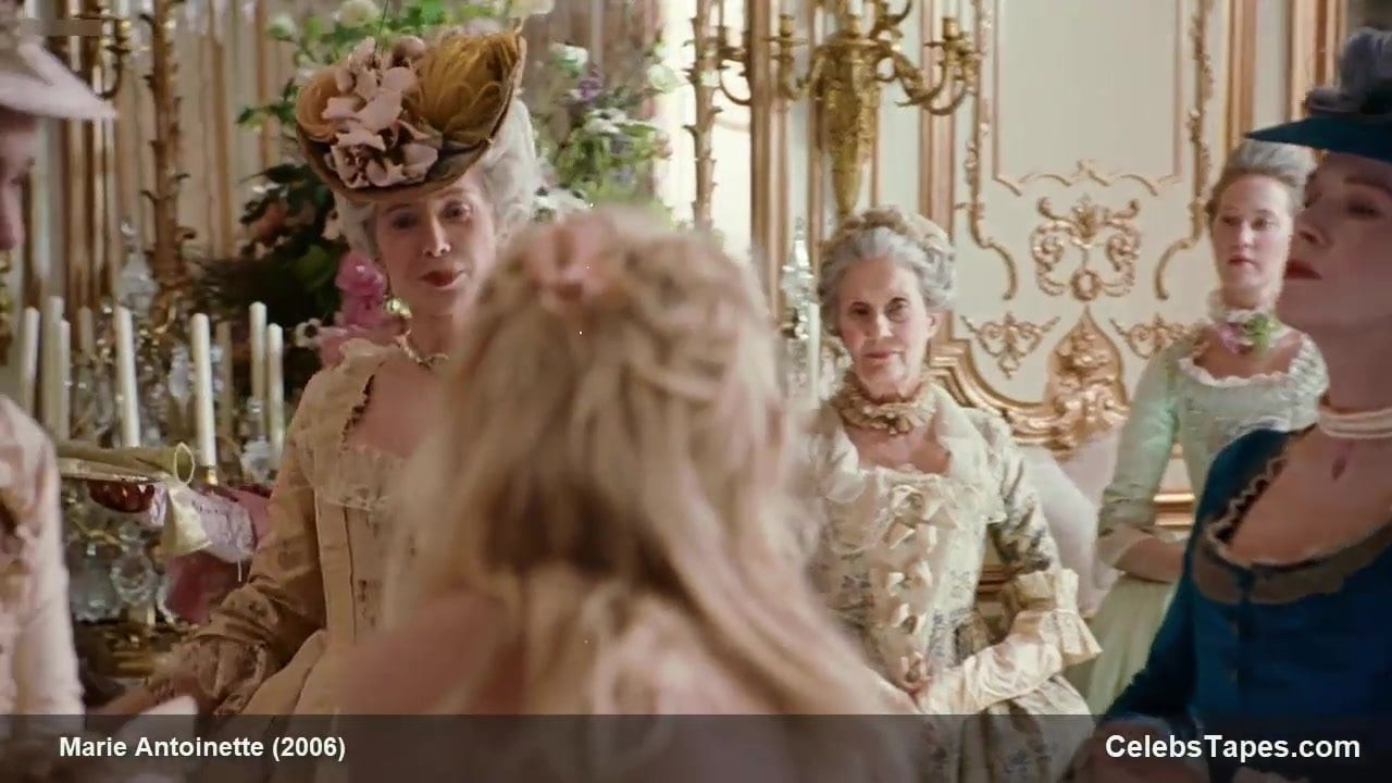 Kirsten Dunst götünü gösteriyor