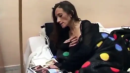 Seksi iç çamaşırlı orta yaşlı seksi kadın evde amını sıvazlıyor