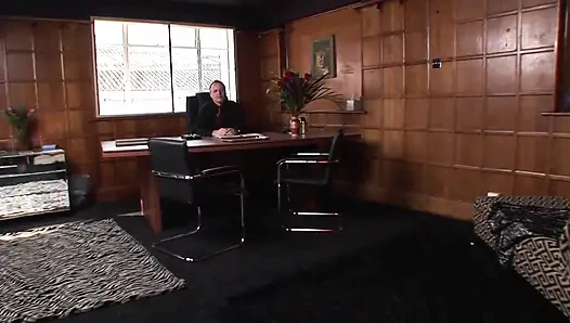 Göz alıcı zenci orta yaşlı seksi kadın ofiste beyaz bir adamla sikişiyor