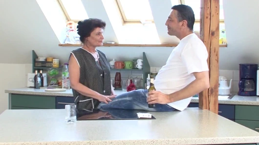 Yaşlı temizlikçi kadın gerçekten sikilebilir ve kalın yarağı amının derinliklerine alıyor