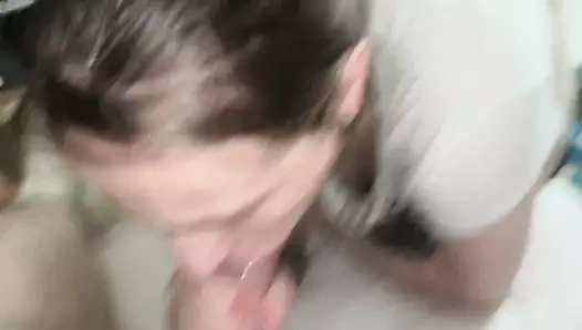 karısının ağzında ıslak oral seks, o yük yutar