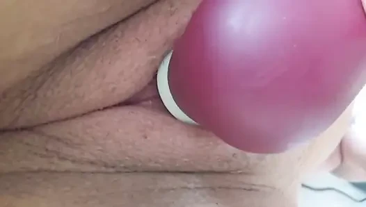 Orgazm olana kadar fışkırtarak tatmin edici mastürbasyon
