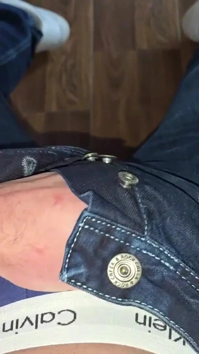 Patron sandalyesinde Alman sesi.. mavi Calvin Klein boksör... Sert bir şekilde yarak kayası.. boşalma öncesi akıyor | Klip 1