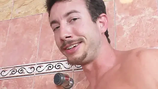 Yaramaz orta yaşlı seksi kadının sikişmek istemesine neden olan ateşli duş ..