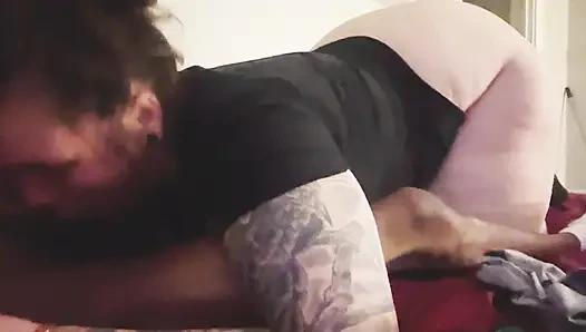 Harika sakso çekiyor ve ıslak kıllı amını siktiriyor