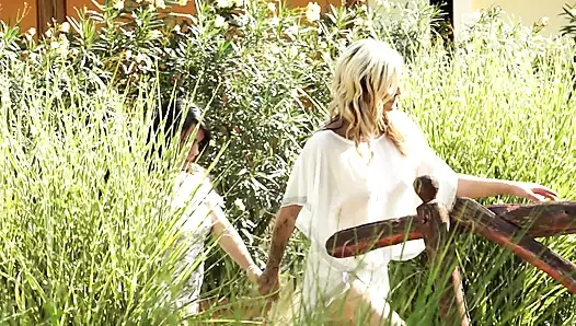 Büyük Memeli Sarışınlar Vahşi açık Havada Üçlü Seks