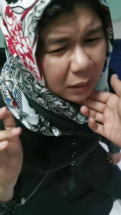 Bir fabrika kızı, gece kulübüne gitmeden önce güzel bir elbiseyle rahatsız edildi.