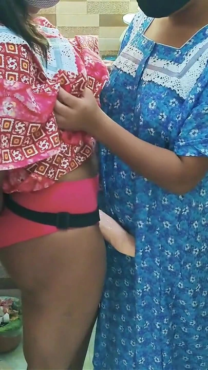 Hintli ateşli lezbiyen üvey kız kardeşler mutfakta büyük dildo bangla sesiyle sikişiyor | Klip 1