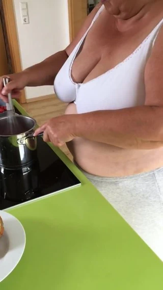 Göğüsleri sallamak yemek yapmak