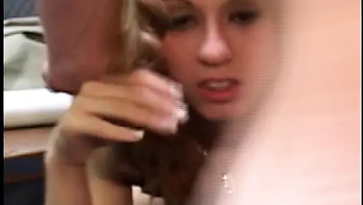 Sarışın genç kız büyük yaraklı daha deneyimli erkeklere amını parçalatıyor