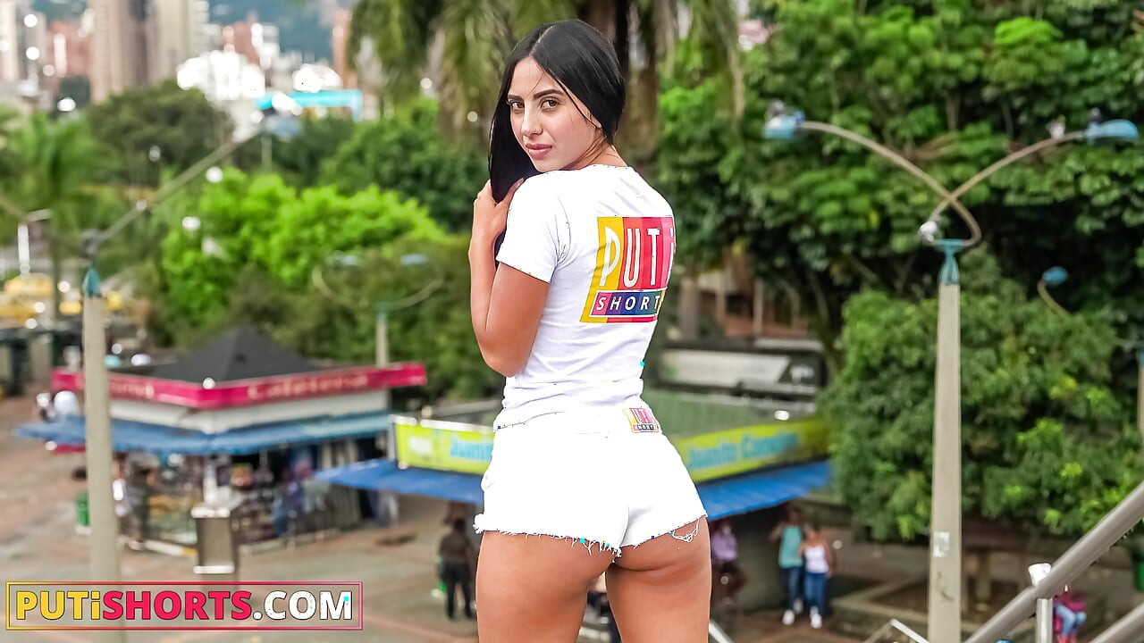 Puti şort - ateşli amatör latin mami büyük yarağıma oturuyor - cfnm