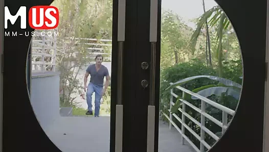 Seksi piyano öğretmeni öğrencisi için özel bir ders planladı.