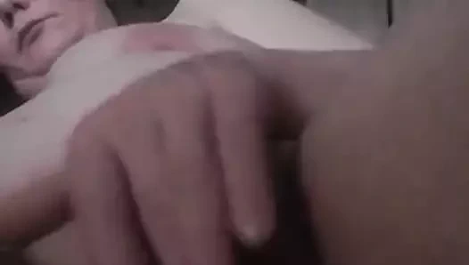 Aunt okşamak kedi önünde the kamera