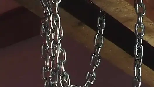 Bu sürtük deri içinde bağlıyken büyük yarak emmeyi seviyor