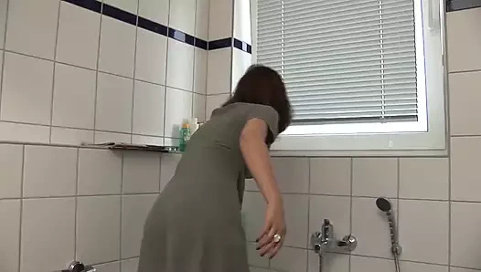 Üvey baba üvey kızını sert sikiyor