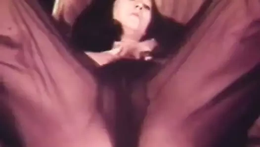 yatakta yalnız çıplak esmer's memnuniyeti (vintage)