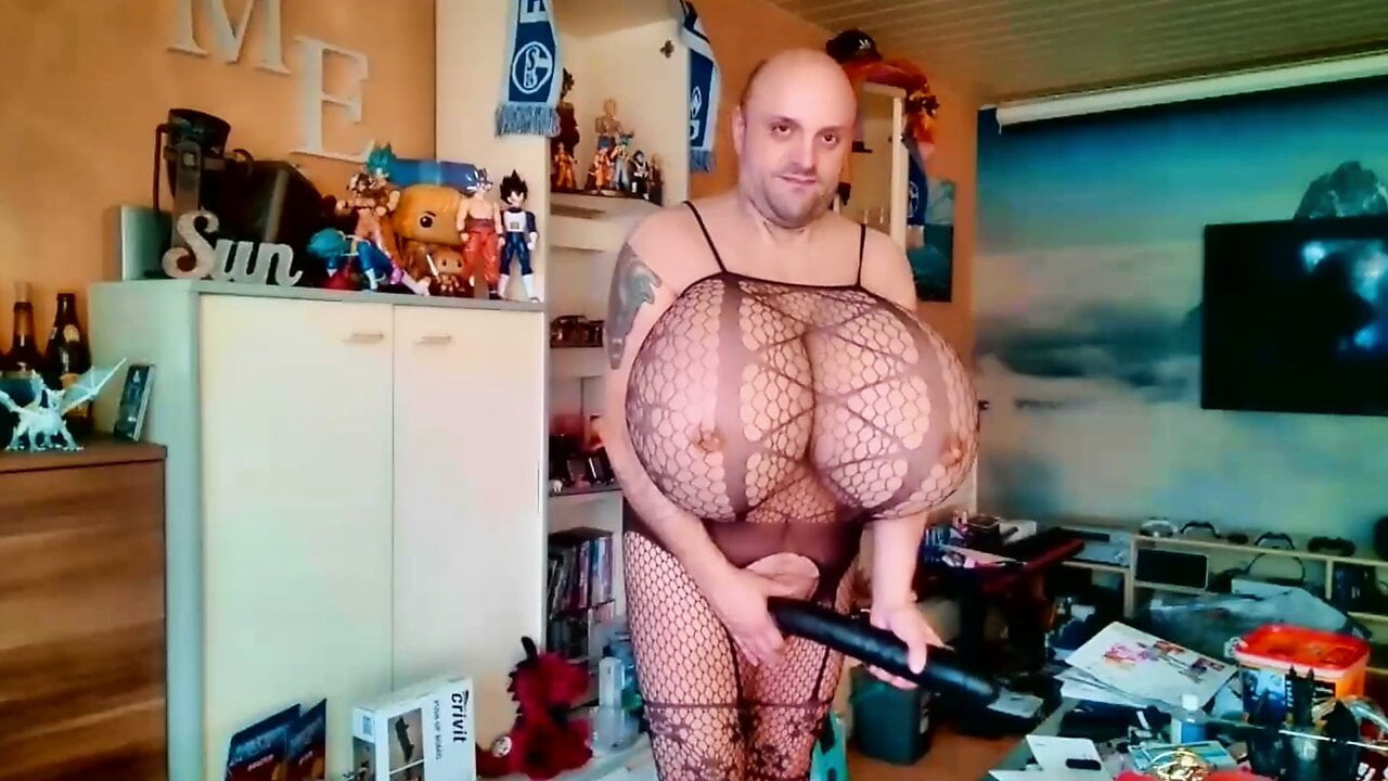 Büyük memeli cup z ile file takım elbiseli crossdresser - seksi büyük göğüslerimin sallanmasına ve anal işkence için büyük dildolarımı göstermesine izin ver
