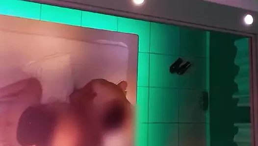 Ateşli karısını büyük yaraklı arkadaşıyla paylaşıyor