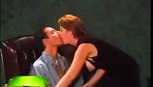 Kahvesini kremalıyor ve bardağı kremalıyor