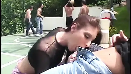 Esmer fahişe dışarıda oral seks yapıyor