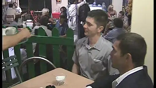 Sarışın direk dansçısı ve garsonlar