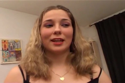 Sevimli Fransız genç kız götten sikin tadını çıkarıyor