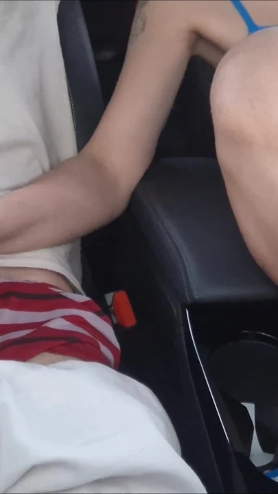 Волнующий момент из "Женатый водитель приложения выходит без трусиков и оставляет его пассажиров с эрекцией!"