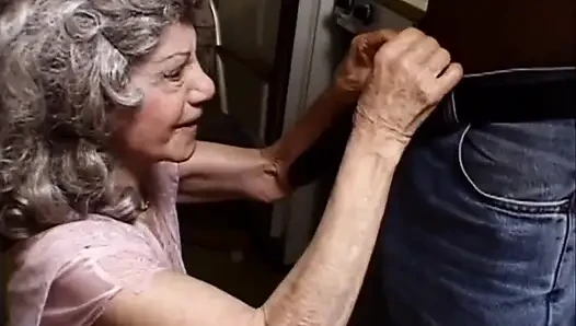 Aşırı siyah ve beyaz, yaşlı ve genç amcık sikişi...