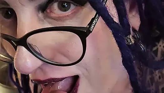 MİLF kırmızı dudaklı gözlüklü emme horoz seviyor