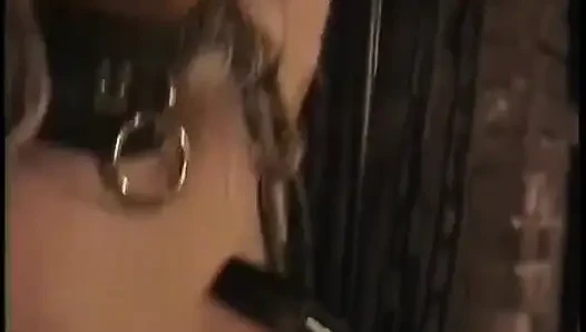 Olgun sahibe BDSM odasında çekici sarışın kadın ebeveyni tatmin ediyor ve cezalandırıyor