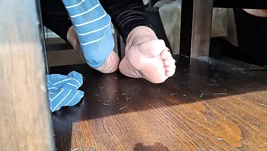 Kız arkadaşımın ayaklarıyla masanın altında oynuyorum ve çoraplarını çıkarıyor