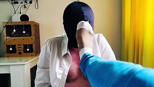 Bir köle bana çorapla ayak masajı yapıyor ve sıkı bacaklarımı kokluyor. Çorap fetişi, ayak ibadeti. POV.