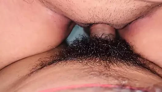 Hintli kadın seks şehvetini tatmin etmek için kocasının evin kapısında bekliyor