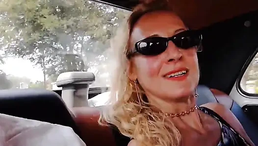 Sarışın olgun evli kadın yarı çıplak seksin tadını çıkarıyor