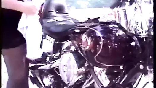 Çarpıcı sarışın domalıyor ve arkadan sert sikiliyor