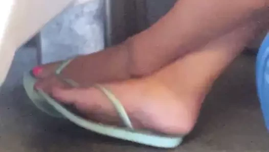 Parmak arası terlikli şirin ayaklar