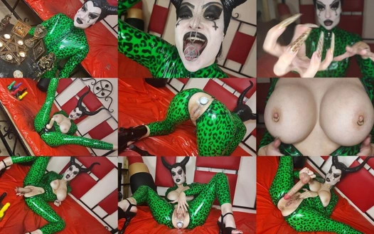 Gerçek şeytani cadı kara büyü ritüelleri yapıyor ve şeytanı onunla seks yapmaya çağırıyor