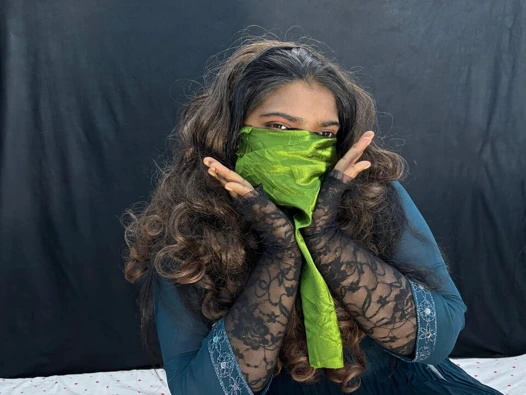 Akeli ladki ne apni chut mein ungali Dal ke Pani nikala