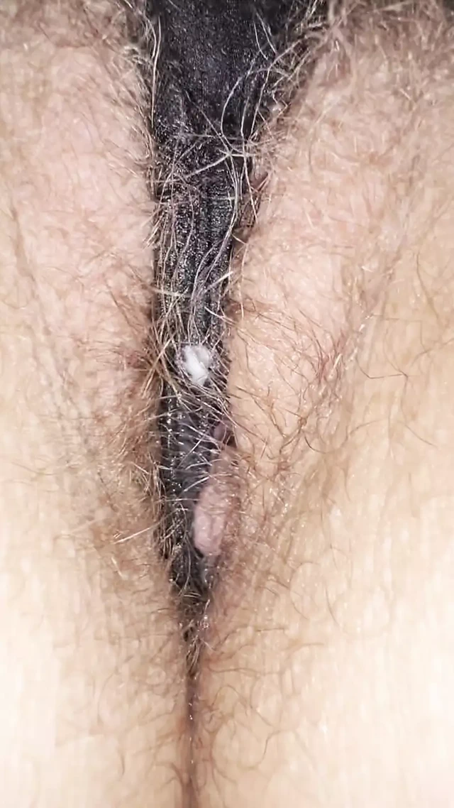 İnleyen evli kadın dölleniyor ve külotuyla temizliyor