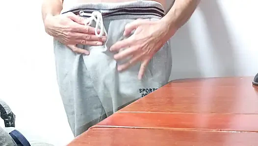 Büyük sünnetsiz yarak mastürbasyonu, kenar, yakın çekim masada kremsi boşalma - rockard daddy