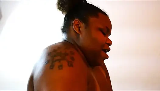 Bay Starr 18 yaşındaki iri güzel kadınla sikişiyor