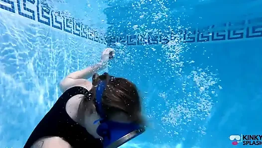 Sualtı giysisi ve maske fetişi dolum, baloncuklar ve nefes kontrolü