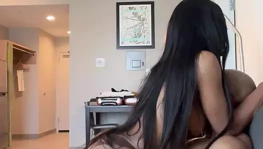 Akşam yemeği rezervasyonları yapıyoruz ama tek istediğim onun yarağına binmekti