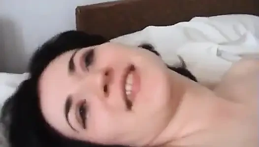 Adam azgın bir esmeri banyoda sikiyor ve sonra ağzına boşalıyor