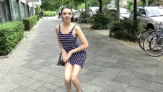 Sevimli esmer genç kız küçük amından sert sikiliyor